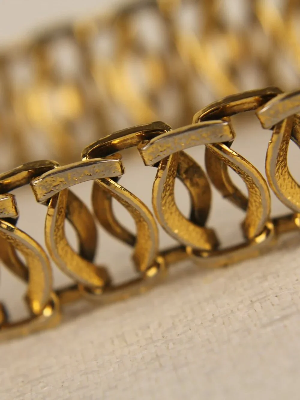 Vintage Gold Tone Textured Ribbon Link Gate Panel Bracelet Retro Mesh 1960s